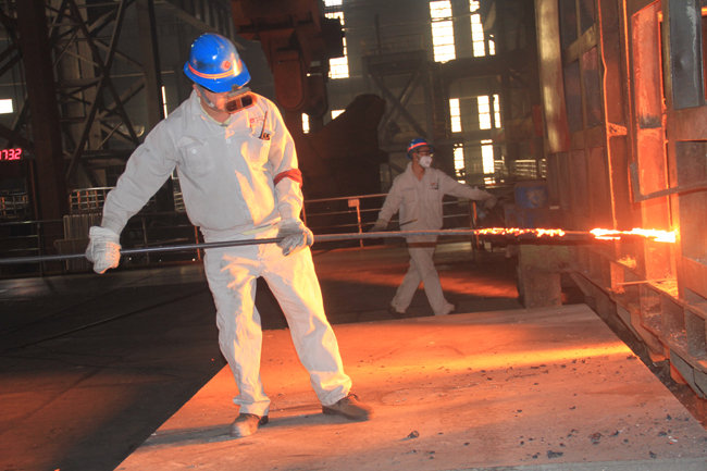 環(huán)保地坪涂料廠家給鋼鐵廠地面施工時(shí)要注意什么？